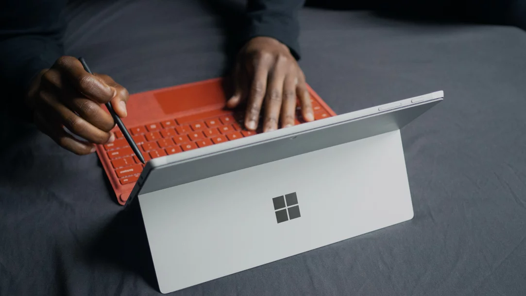 نقد و بررسی قلم لمسی مایکروسافت مدل سرفیس پن 1776 5 MSFT Person using a Surface Pen on a device